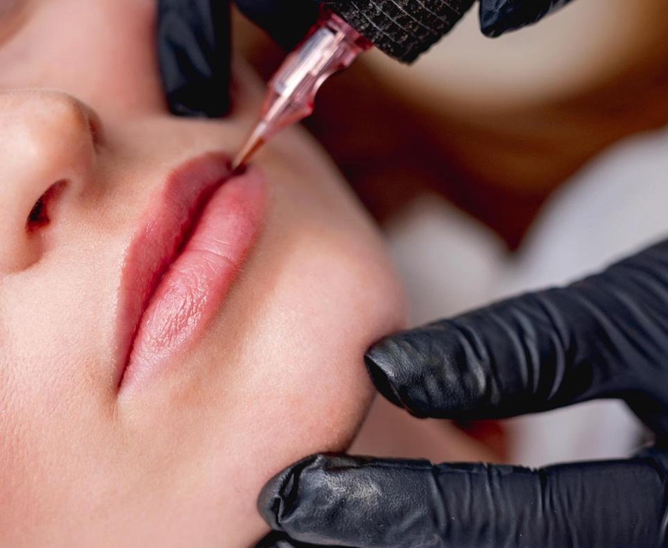 Master making lips permanent makeup